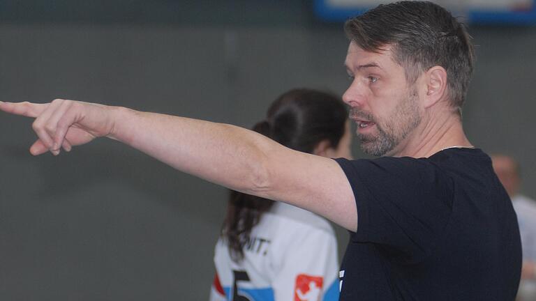 Da entlang, scheint Uli Lauck, Trainer der Segnitzer Faustball-Frauen in der Ersten Bundesliga Süd, den Weg schon anzuzeigen: Seine Mannschaft qualifizierte sich als Dritter der Abschlusstabelle der Hallen-Saison 2021/22 für die Endrunde um die deutsche Faustball-Meisterschaft der Frauen in Moslesfehn. Da entlang, scheint Uli Lauck, Trainer der Segnitzer Faustball-Frauen in der Ersten Bundesliga Süd, den Weg schon anzuzeigen: Seine Mannschaft qualifizierte sich als Dritter der Abschlusstabelle der Hallen-Saison 2021/22 für die Endrunde um die deutsche Faustball-Meisterschaft der Frauen in Moslesfehn.