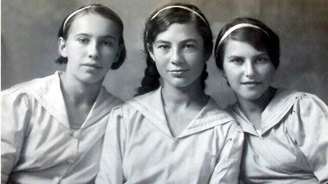Maria Brik (links) mit ihren Freundinnen Lena (Bachmaniewicz) und Valya (Fastykovskaya). Die drei studierten Pharmazie. Maria Brik (links) mit ihren Freundinnen Lena (Bachmaniewicz) und Valya (Fastykovskaya). Die drei studierten Pharmazie.