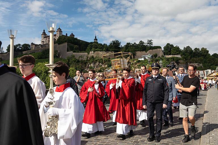 Die Reliquienprozession im Rahmen der Kilianifestwoche zieht von der Pfarrkirche Sankt Burkard im Mainviertel über die Alte Mainbrücke in den Kiliansdom. Die Reliquienprozession im Rahmen der Kilianifestwoche zieht von der Pfarrkirche Sankt Burkard im Mainviertel über die Alte Mainbrücke in den Kiliansdom.