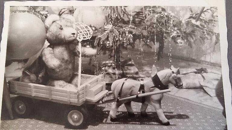 Weihnachten 1959: Die Beigaben waren interessanter als Pferdefuhrwerk und Teddy. Weihnachten 1959: Die Beigaben waren interessanter als Pferdefuhrwerk und Teddy.