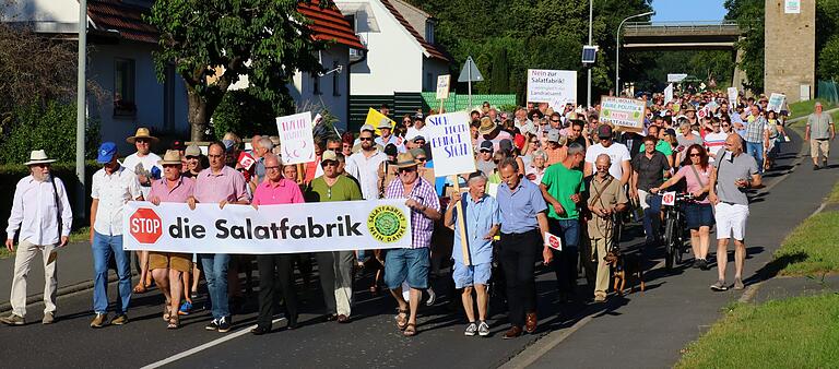 Rund 500 Demonstranten zogen lautstark durch Wiesentheid und zeigten mit ihrem Protestmarsch ganz klar: Die geplante Salatfabrik möchte hier niemand haben. Rund 500 Demonstranten zogen lautstark durch Wiesentheid und zeigten mit ihrem Protestmarsch ganz klar: Die geplante Salatfabrik möchte hier niemand haben.