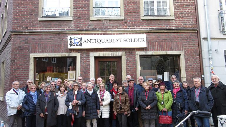 Die SPD Reisegruppe vor dem 'Wilsberg'-Antiquariat in Münster.