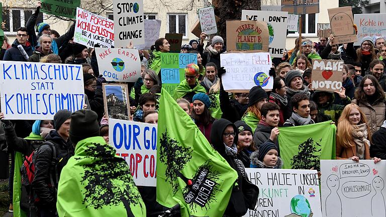 Wie hier in Kiel kurz vor Weihnachten gehen Schüler in ganz Deutschland unter dem Motto 'Fridays for Future' für eine aktivere Klimatschutzpolitik auf die Straße. Wie hier in Kiel kurz vor Weihnachten gehen Schüler in ganz Deutschland unter dem Motto 'Fridays for Future' für eine aktivere Klimatschutzpolitik auf die Straße.