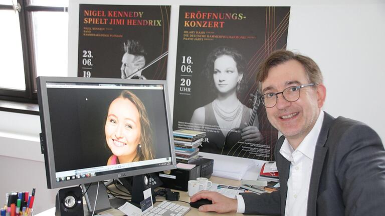 Intendant Tilman Schlömp freut sich unter anderem auf Sopranistin Julia Lezhneva (Foto auf dem Bildschirm), die als 'Artist in Residence' gleich drei Konzerte beim diesjährigen Kissinger Sommer geben wird. Für Schlömp steht sie 'an der Schwelle zum Weltstar'. Foto: Ralf Ruppert       -  Intendant Tilman Schlömp freut sich unter anderem auf Sopranistin Julia Lezhneva (Foto auf dem Bildschirm), die als 'Artist in Residence' gleich drei Konzerte beim diesjährigen Kissinger Sommer geben wird. Für Schlömp steht sie 'an der Schwelle zum Weltstar'. Foto: Ralf Ruppert