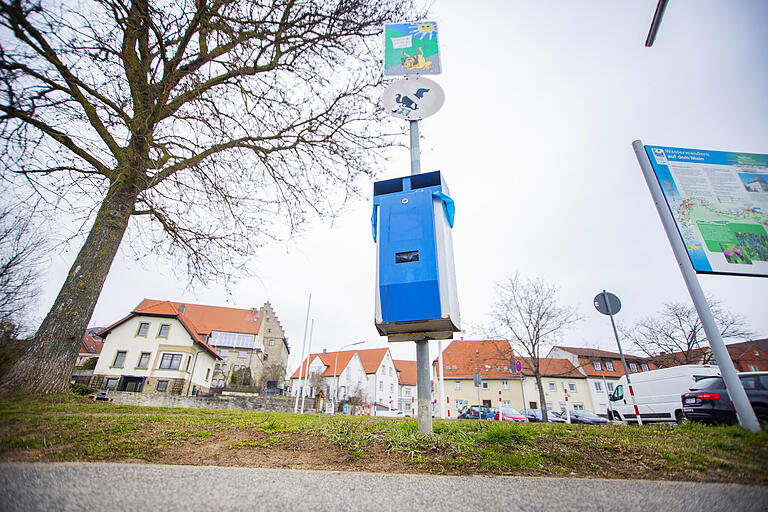 Eines von 39 Hundeklos der Kreisstadt Haßfurt steht am Parkplatz Tränkberg. Eines von 39 Hundeklos der Kreisstadt Haßfurt steht am Parkplatz Tränkberg. 