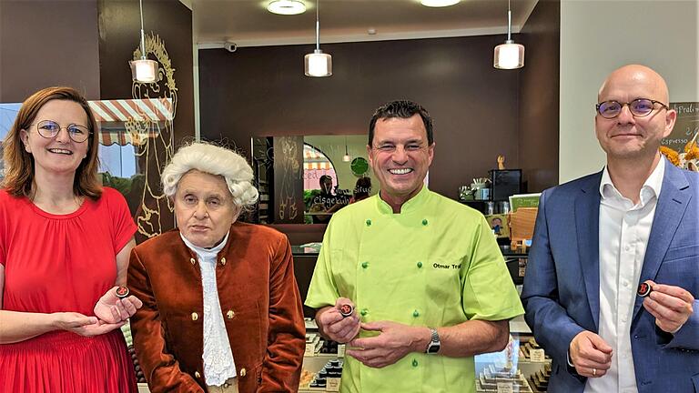 Chocolatier Otmar Troll (2. von rechts) ließ Kurdirektorin Sylvie Thormann und Oberbürgermeister Dirk Vogel in Anwesenheit von Apotheker Georg Anton Boxberger (Erwin Back) die ersten Rakoczyfest-Pralinen des Jahres 2023 probieren. - Chocolatier Otmar Troll (2. von rechts) ließ Kurdirektorin Sylvie Thormann und Oberbürgermeister Dirk Vogel in Anwesenheit von Apotheker Georg Anton Boxberger (Erwin Back) die ersten Rakoczyfest-Pralinen des Jahres 2023 probieren. Chocolatier Otmar Troll (2. von rechts) ließ Kurdirektorin Sylvie Thormann und Oberbürgermeister Dirk Vogel in Anwesenheit von Apotheker Georg Anton Boxberger (Erwin Back) die ersten Rakoczyfest-Pralinen des Jahres 2023 probieren. - Chocolatier Otmar Troll (2. von rechts) ließ Kurdirektorin Sylvie Thormann und Oberbürgermeister Dirk Vogel in Anwesenheit von Apotheker Georg Anton Boxberger (Erwin Back) die ersten Rakoczyfest-Pralinen des Jahres 2023 probieren.
