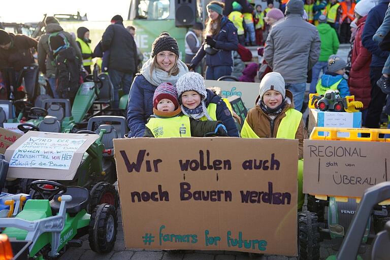 Diese Kinder nahmen an der Kundgebung des Bauernverbandes auf dem Marktplatz in Bad Neustadt teil. Diese Kinder nahmen an der Kundgebung des Bauernverbandes auf dem Marktplatz in Bad Neustadt teil.