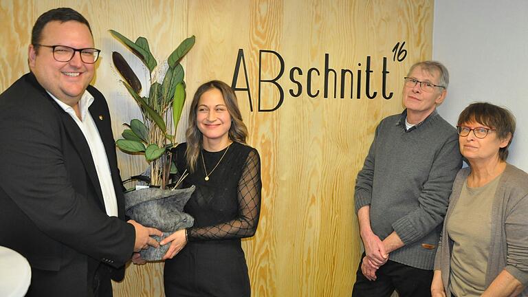 Annica Bauer (Zweite von links) übernimmt den Hofheimer Friseursalon von Gerhard Gräf (Zweiter von rechts). Mit dabei bei der offiziellen Übergabe: Bürgermeister Alexander Bergmann und Beate Gräf. Annica Bauer (Zweite von links) übernimmt den Hofheimer Friseursalon von Gerhard Gräf (Zweiter von rechts). Mit dabei bei der offiziellen Übergabe: Bürgermeister Alexander Bergmann und Beate Gräf.