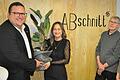 Annica Bauer (Zweite von links) übernimmt den Hofheimer Friseursalon von Gerhard Gräf (Zweiter von rechts). Mit dabei bei der offiziellen Übergabe: Bürgermeister Alexander Bergmann und Beate Gräf.