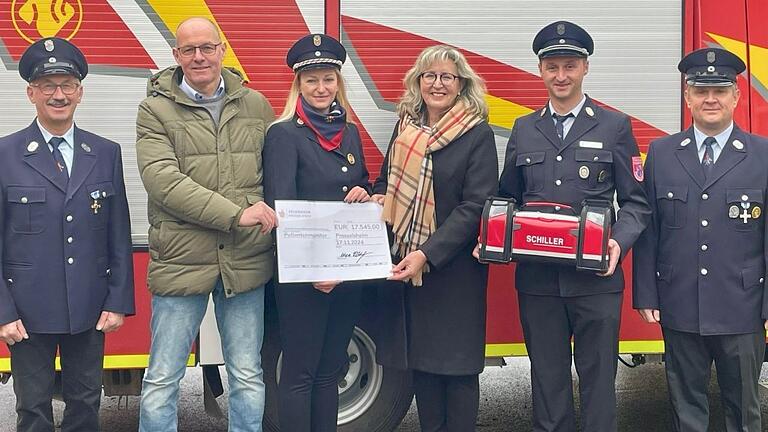 Feuerwehr übergibt große Spende Feuerwehr übergibt große Spende