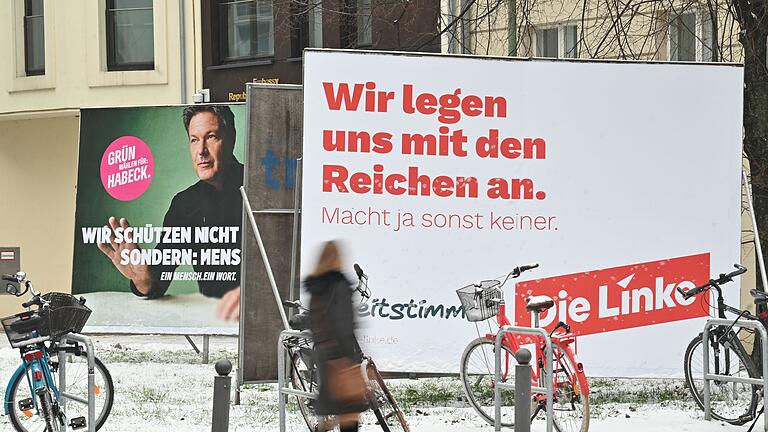 Bundestagswahl - Wahlplakate - Die Linke steigt laut einer aktuellen Umfrage deutlich in der Wählergunst. (Archivbild) Bundestagswahl - Wahlplakate - Die Linke steigt laut einer aktuellen Umfrage deutlich in der Wählergunst. (Archivbild)