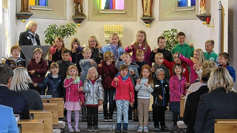 Alle Augen auf den Nachwuchs: Die Kindergartenkinder gestalteten den Festgottesdienst zur Einweihung ihres neuen Domizils mit.