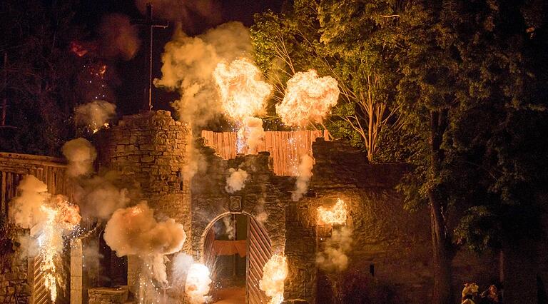 Mit jeder Menge Pyrotechnik wurde im dritten Teil der Geyer-Saga der Sturm auf die Burg Weinsberg effektvoll in Szene gesetzt. Mit jeder Menge Pyrotechnik wurde im dritten Teil der Geyer-Saga der Sturm auf die Burg Weinsberg effektvoll in Szene gesetzt.