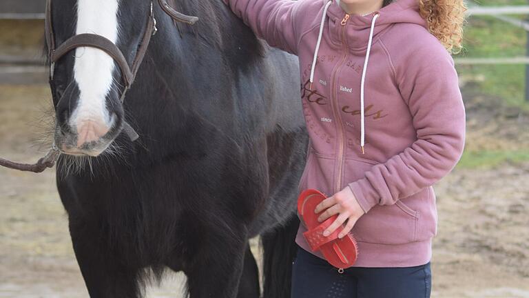Patin Anna hat bei der Pferdepflege von Queeny sichtlich Spaß. Patin Anna hat bei der Pferdepflege von Queeny sichtlich Spaß.
