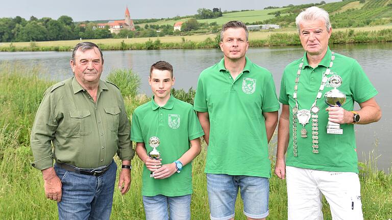 Im Bild (von links:) Ehrenmitglied Günther Reichert, Jungangler Justin Riedmann, 1. Vorstand Frank Faust und 2. Vorstand Roger Dittert