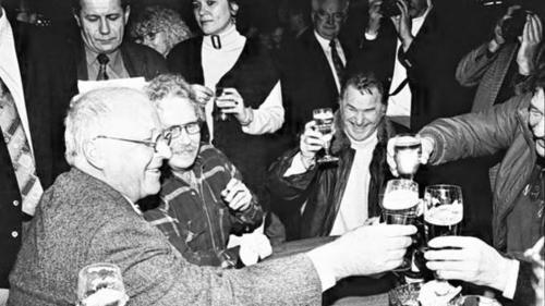 Ein Prosit dem Arbeitsminister: Norbert Blüm stieß vor der Rede 1997 am Stammtisch mit Oberwerrnern an; dabei soll es sich aber ausgerechnet um SPD-Anhänger gehandelt haben. - Ein Prosit dem Arbeitsminister: Norbert Blüm stieß vor der Rede 1997 am Stammtisch mit Oberwerrnern an; dabei soll es sich aber ausgerechnet um SPD-Anhänger gehandelt haben. Ein Prosit dem Arbeitsminister: Norbert Blüm stieß vor der Rede 1997 am Stammtisch mit Oberwerrnern an; dabei soll es sich aber ausgerechnet um SPD-Anhänger gehandelt haben. - Ein Prosit dem Arbeitsminister: Norbert Blüm stieß vor der Rede 1997 am Stammtisch mit Oberwerrnern an; dabei soll es sich aber ausgerechnet um SPD-Anhänger gehandelt haben.