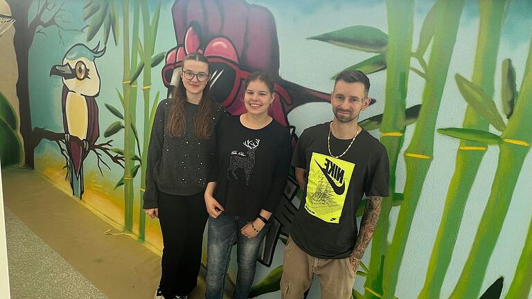 Die Schülerinnen Luna-Marie Bötsch (links), Sophia Baumeister (Mitte) und Künstler Steven Fischer (rechts) vor ihrem Kunstwerk. Die Schülerinnen Luna-Marie Bötsch (links), Sophia Baumeister (Mitte) und Künstler Steven Fischer (rechts) vor ihrem Kunstwerk.