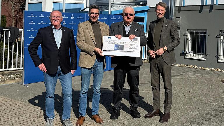 Horst König (Zweiter von rechts, geschäftsführenden Gesellschafter von Wilhelm König MTM) und Prokurist Hermann Schmedding (links) übergaben eine Spende von 50.000 Euro an den&nbsp;Förderverein Bürgerspital Wertheim. Die Spende in Empfang nahmen Klaus Thoma (Bürgermeister von Kreuzwertheim und Vorsitzender des Fördervereins) und Wertheims Oberbürgermeister Markus&nbsp;Herrera Torrez.