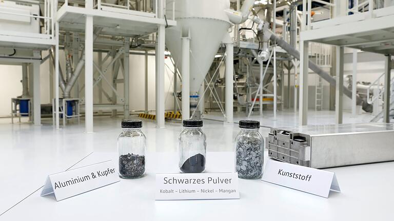 Die gewonnenen Rohstoffe können beim Bau neuer Batterien wiederverwendet werden. In der Mitte das 'Schwarze Pulver', bestehend aus Kobalt. Lithium, Nickel und Mangan. Die gewonnenen Rohstoffe können beim Bau neuer Batterien wiederverwendet werden. In der Mitte das 'Schwarze Pulver', bestehend aus Kobalt. Lithium, Nickel und Mangan.