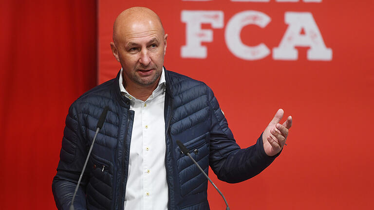 FCA.jpeg       -  FCA / FC Augsburg / Mitgliederversammlung / Jahreshauptversammlung des FCA in der WWK Arena.mit ca 1000 Mitgliedern.Bild: Ulrich WagnerPräsident Klaus Hofmann spricht