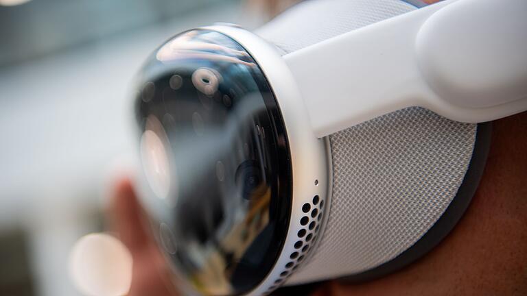 Apple Vision Pro       -  Die Vision Pro erinnert äußerlich ein wenig an eine Skibrille mit Aluminium-Rahmen.
