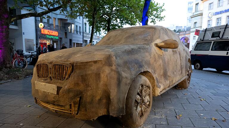 Eröffnung der Kunstinstallation 'Mash & Heal'       -  Die Nachbildung eines SUV aus kompostierbarem Material der Künstlerin Folke Köbberling ist bei der Eröffnung der Installation &bdquo;Mash & Heal&rdquo; zu sehen.