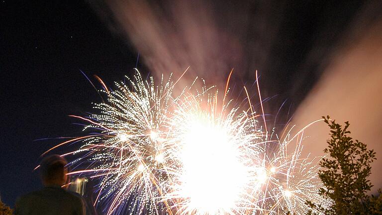 Der Himmel über Bad Kissingen war 28. Juli für 15 Minuten Bühne für das spektakuläre Abschlussfeuerwerk. Der Himmel über Bad Kissingen war 28. Juli für 15 Minuten Bühne für das spektakuläre Abschlussfeuerwerk.