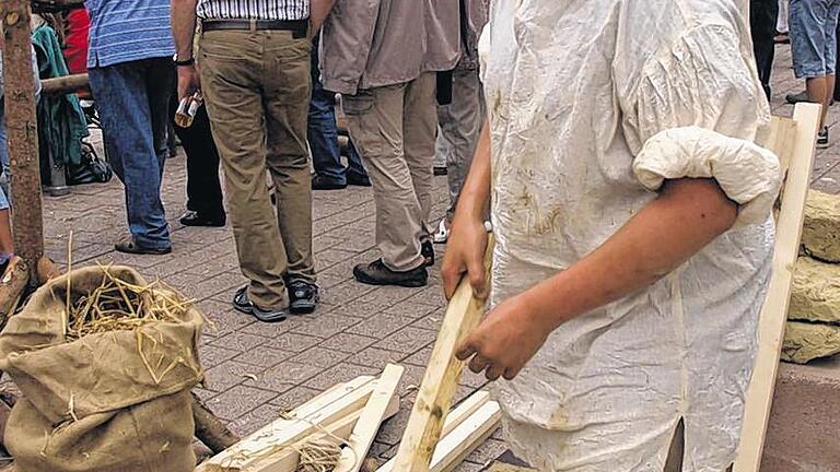 Das Baumaterial im 18. Jahrhundert: Lehm, Stroh und Wasser.