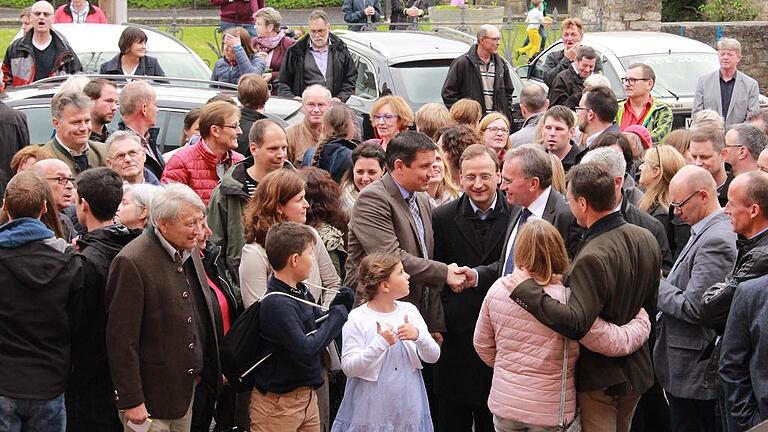 Gratulation von CSU-Bundestagsabgeordnete Paul Lehrieder (rechts) für den neuen Bürgermeister von Randersacker Michael Sedelmayer (parteilos). Rund 200 Bürger waren am Sonntag zum Rathaus gekommen, um das Wahlergebnis aus erster Hand zu erfahren.