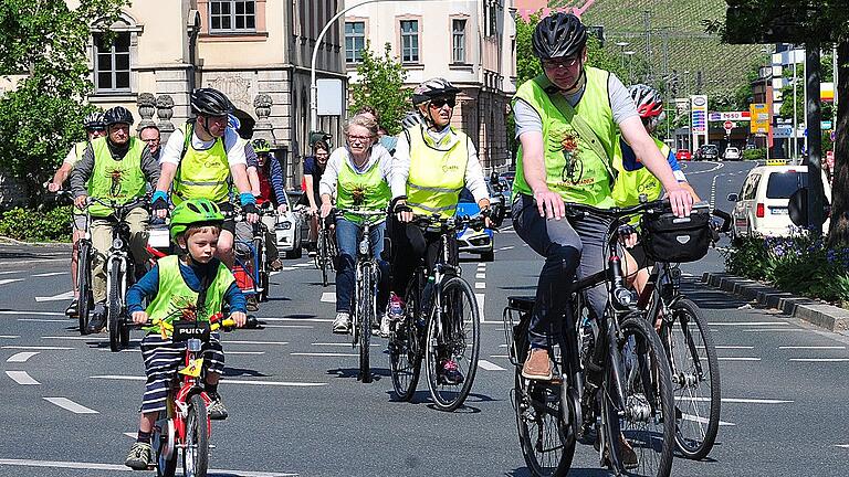 Auftakt zum &bdquo;Stadtradeln&rdquo; mit einer einstündigen Fahrrad-Demo durch die Stadt &ndash; hier am Röntgenring/Veitshöchheimer Straße