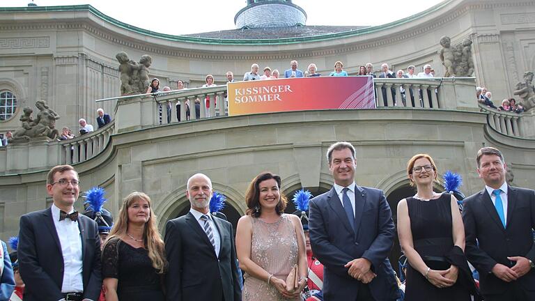 Intendant Tilman Schlömp (von links), Anja und Kay Blankenburg (Oberbürgermeister), Staatsministerin Dorothee Bär, Ministerpräsident Markus Söder, Kurdirektorin Sylvie Thormann und MdL Sandro Kirchner vor dem Regentenbau. Foto: Benedikt Borst       -  Intendant Tilman Schlömp (von links), Anja und Kay Blankenburg (Oberbürgermeister), Staatsministerin Dorothee Bär, Ministerpräsident Markus Söder, Kurdirektorin Sylvie Thormann und MdL Sandro Kirchner vor dem Regentenbau. Foto: Benedikt Borst