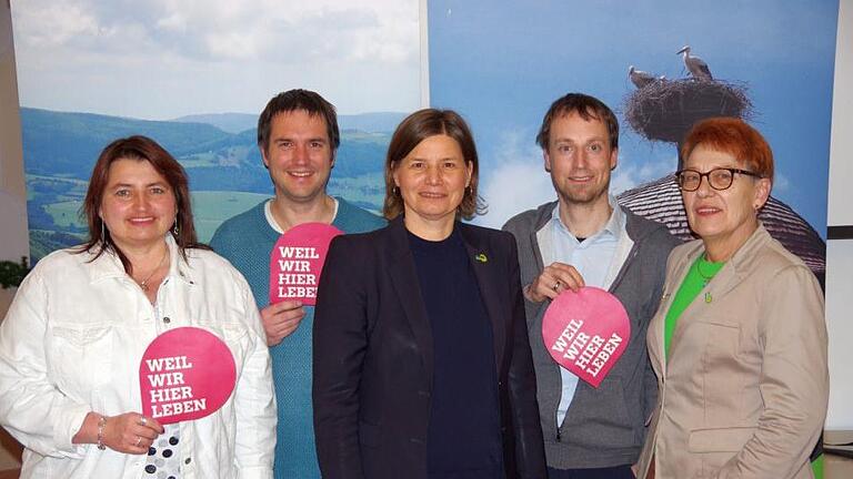 Die fünf Spitzenkandidaten von Bündnis 90/Die Grünen und Bürger für Umwelt mit dem Motto 'Weil wir hier leben' (von links) Petra Winter (Platz 5), Martin Eisenmann (Platz 4), Manuela Rottmann (Platz 1), Tobias Eichelbrönner (Platz 2) und Monika Horcher (Platz 3). Foto: Klaus Werner       -  Die fünf Spitzenkandidaten von Bündnis 90/Die Grünen und Bürger für Umwelt mit dem Motto 'Weil wir hier leben' (von links) Petra Winter (Platz 5), Martin Eisenmann (Platz 4), Manuela Rottmann (Platz 1), Tobias Eichelbrönner (Platz 2) und Monika Horcher (Platz 3). Foto: Klaus Werner