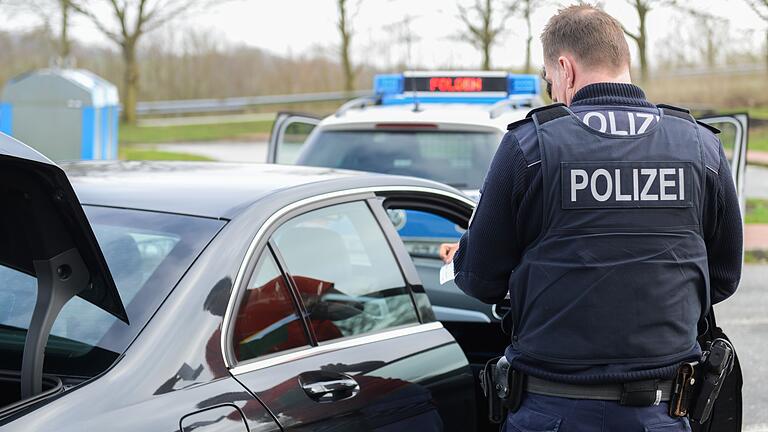 Bei einer Verkehrskontrolle wie dieser fiel der 'Schwarzfahrer' aus Kitzingen auf : Er war seit 17 Jahren ohne Führerschein unterwegs, dafür mit Drogen.