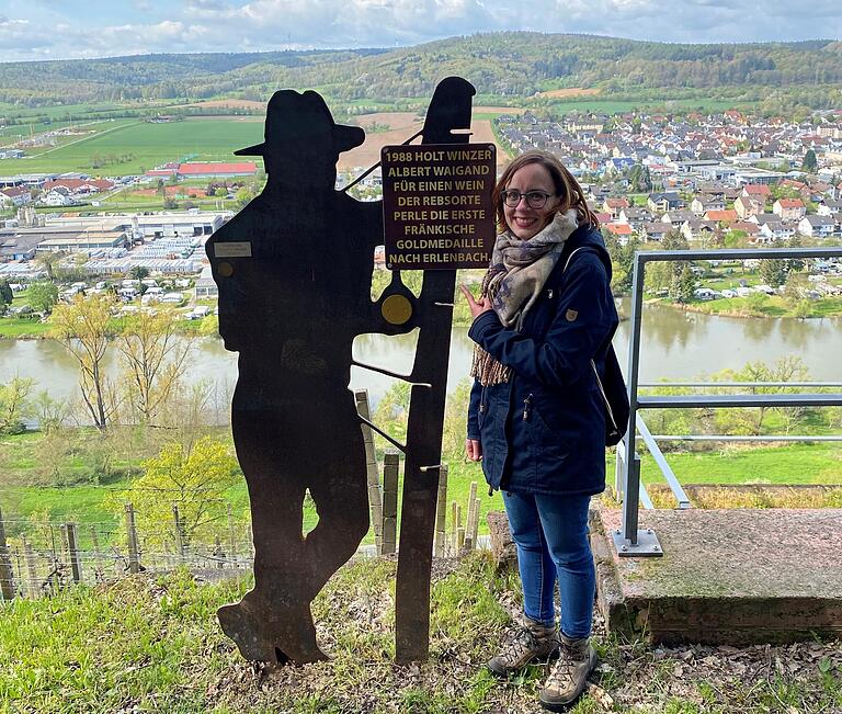 Mit der eher seltenen Rebsorte 'Perle' holte Albert Waigand 1988 die erste fränkische Goldmedaille nach Erlenbach am Main. Stolz präsentiert Tochter Verena die Stehle im Weinberg.&nbsp;&nbsp;