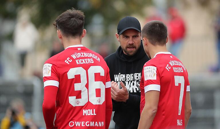 Letzte Anweisungen: Pascal Moll (links) und Thomas Haas vor ihrer Einwechslung bei Trainer Marco Wildersinn.