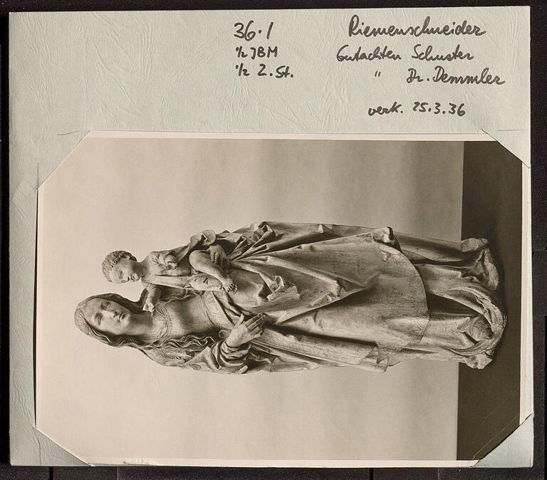 Fotokarte der Münchner Kunsthandlung Julius Böhler, auf der die Riemenschneider-Madonna abgebildet ist und diverse Hinweise vermerkt wurden, unter anderem die Gutachter und das Verkaufsdatum. Fotokarte der Münchner Kunsthandlung Julius Böhler, auf der die Riemenschneider-Madonna abgebildet ist und diverse Hinweise vermerkt wurden, unter anderem die Gutachter und das Verkaufsdatum.
