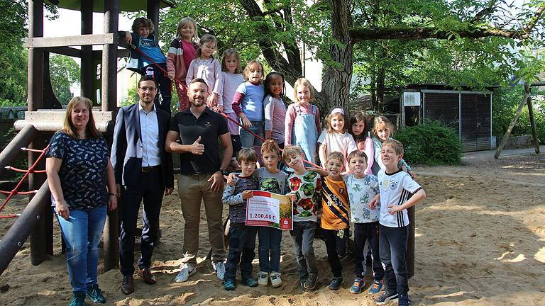 Gemeinsam mit Selbstbehauptungscoach Harald Spindler (Dritter von links) lernen die Vorschulkinder des Marienkindergartens Konflikte gewaltfrei zu lösen. Die Sparkasse Mainfranken unterstützt das Projekt mit einer Spende von 1200 Euro, die Andreas Mahler (Zweiter von links) Erzieherin Patricia Meissner (links) und den Vorschulkindern übergab.