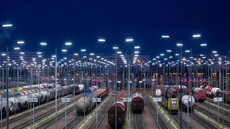 Sachsen-Anhalt am Morgen       -  Die Bahn-Tochter DB Cargo muss finanziell bald auf eigenen Beinen stehen (Archivbild).