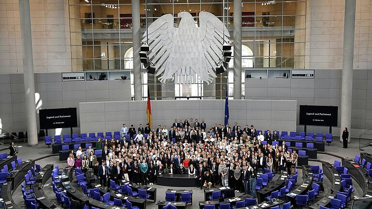 Gruppenbild mit allen Teilnehmenden von Jugend und Parlament 2024.