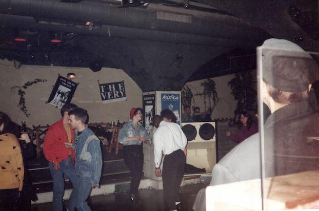 Ein Archivfoto zeigt die Tanzfläche des 'Labyrinths' in den 1990er Jahre.