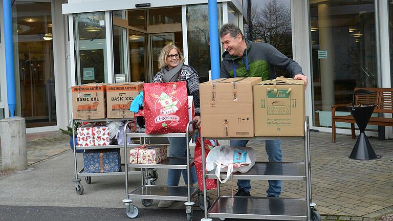 Im Auftrag vom Christkind unterwegs waren Nicole Bald und Michael Schelbert vom Bosch Rexroth Werk in Wombach. Im Auftrag vom Christkind unterwegs waren Nicole Bald und Michael Schelbert vom Bosch Rexroth Werk in Wombach.