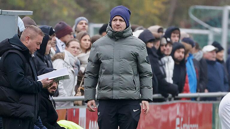 Trainer Markus Köhler (Bildmitte) ist mit seinem TSV Karlburg in seine letzte Wintervorbereitung gestartet, bevor er sein Amt zu Saisonende abgibt. Trainer Markus Köhler (Bildmitte) ist mit seinem TSV Karlburg in seine letzte Wintervorbereitung gestartet, bevor er sein Amt zu Saisonende abgibt.