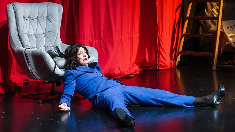 'Ich habe immer für das Schöne gelebt. Und auf einmal bin ich nichts als Dreck?' Frau Leila (Evelyn Fuchs) versteht die Welt nicht mehr. 'Ich habe immer für das Schöne gelebt. Und auf einmal bin ich nichts als Dreck?' Frau Leila (Evelyn Fuchs) versteht die Welt nicht mehr.