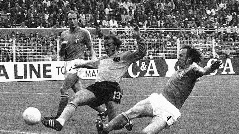 Die Fußballwelt trauert um Neeskens       -  Johan Neeskens (M) wurde zweimal Vize-Weltmeister mit den Niederlanden.