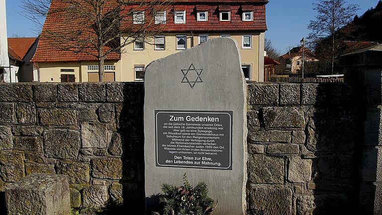 Der Blick auf den Judenhof mit dem Gedenkstein, der auf die ehemalige Synagoge, das Ritualbad und das Gemeindehaus mit Schulräumen verweist.