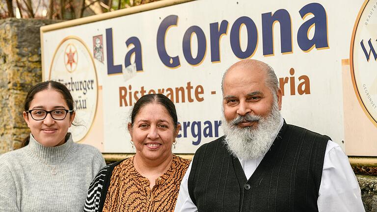 Die Pizzeria 'La Corona' in Hettstadt und ihre Pächter (von rechts) Singh Baldwinderjit und Jaswinder Kaur mit ihrer Tochter Snower&nbsp;Baldwinderjit.