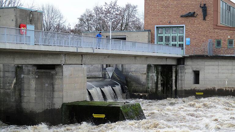 Hochwasser am Main in Schweinfurt. Dort wurde am Sonntag Meldestufe 1 erreicht.