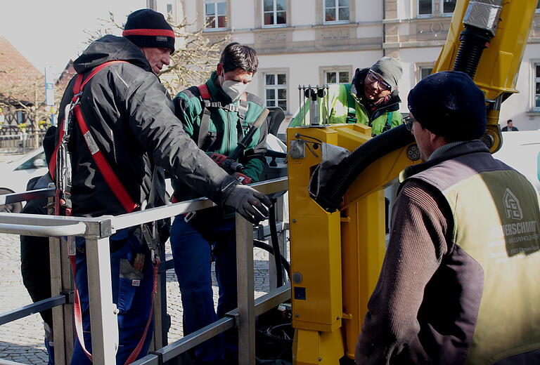 Die Arbeitsbühne wird für den Transport in die Höhe bestückt.