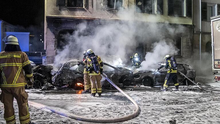 Schwerstarbeit hatten die Feuerwehrkräfte nach der Chaosfahrt eines Lkws in Fürth. 31 Fahrzeuge zermalmte der Lastwagen bei seiner unkontrollierten Fahrt. Schwerstarbeit hatten die Feuerwehrkräfte nach der Chaosfahrt eines Lkws in Fürth. 31 Fahrzeuge zermalmte der Lastwagen bei seiner unkontrollierten Fahrt.