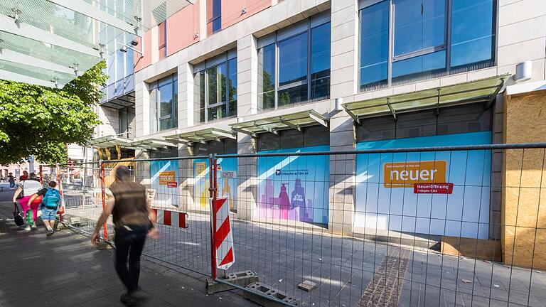 Oben Volkshochschule, darunter ein dm-Markt. Im Gebäude der früheren Galeria Sport in der Juliuspromenade 68 wird derzeit gebaut.